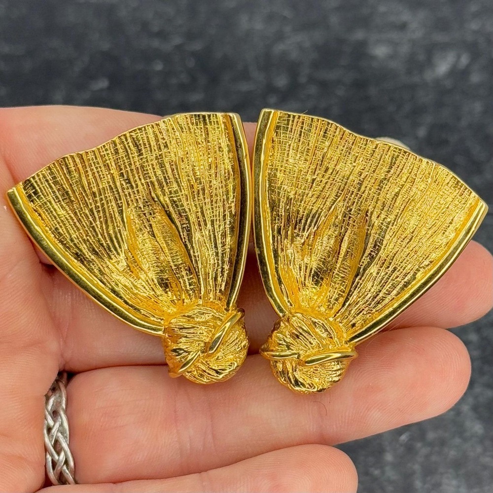WONDERFUL DESIGNER VINTAGE‎ Les Bernard Gold Large Clip on earrings Bows Wings
